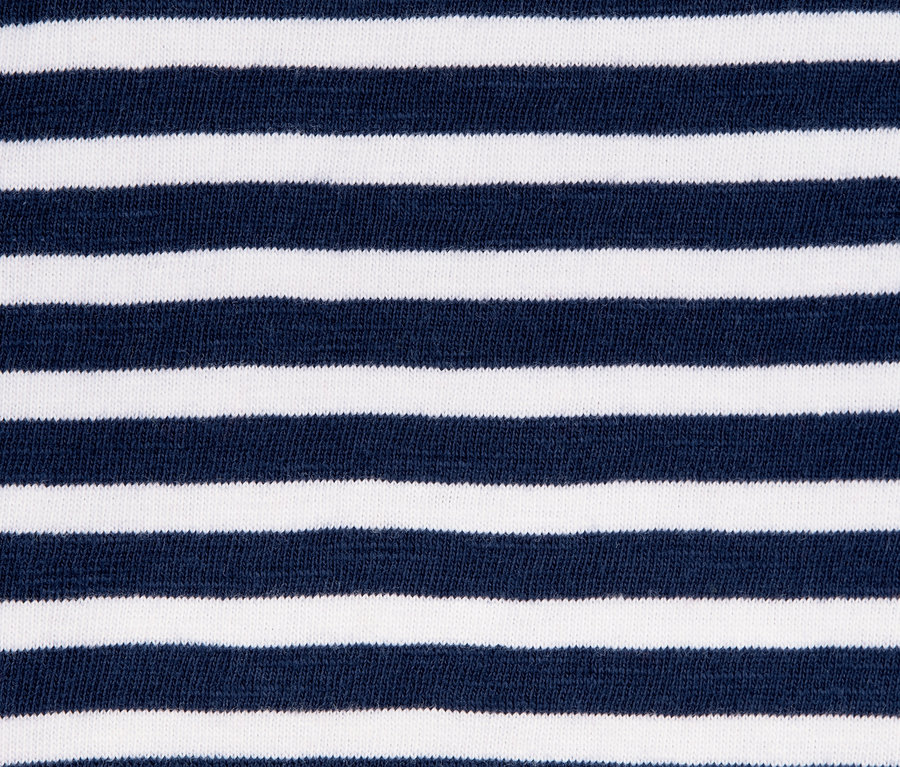 Detailansicht eines blau gestreiften T-Shirts.