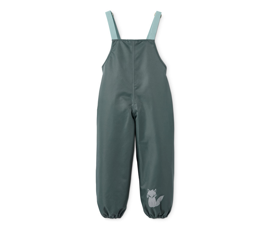 Eine Regenhose mit Trägern auf einem weißen Hintergrund.