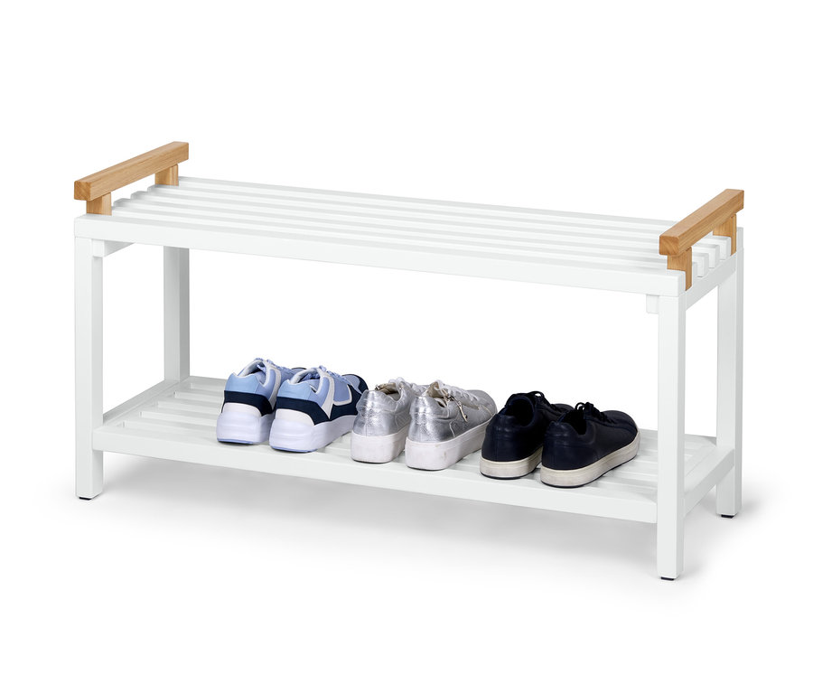 Schuhregal mit Sitzgelegenheit aus FSC®-zertifiziertem Holz. Auf dem Schuhregal stehen drei Paar Schuhe.