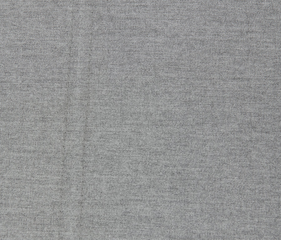 Detailaufnahme eines hellgrauen Lounge-Sofas mit Sunbrella®-Stoff.