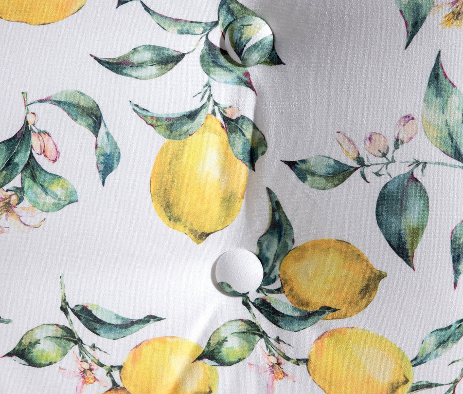 Detailansicht eines Cocktailsessels »Fiona« mit Zitronenprint.