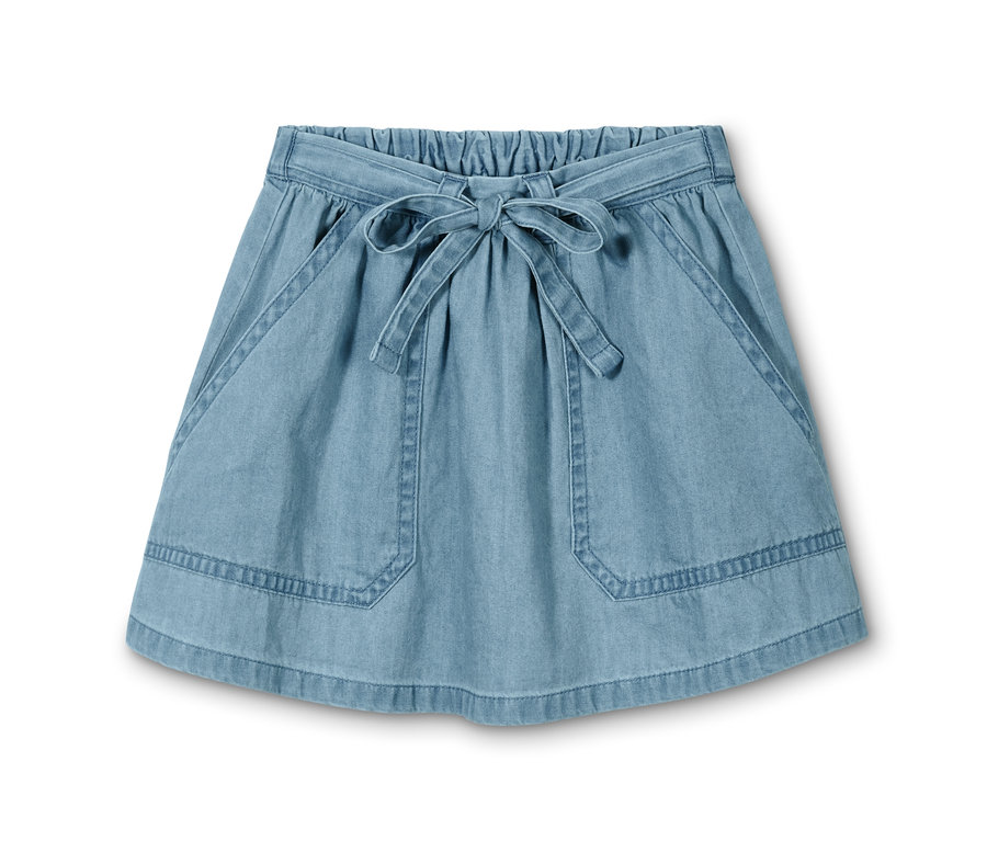 Ein Baumwoll-Denim-Rock in hellem Blau mit einer Schleife in der Taille.
