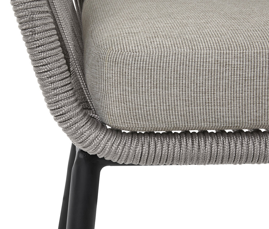 Detailaufnahme eines grauen Gartensessels mit Sitzkissen und Textilgeflecht.