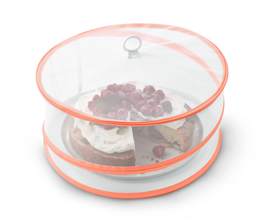 Eine faltbare Abdeckhaube bedeckt einen Kuchen mit Himbeeren auf einem weißen Teller.