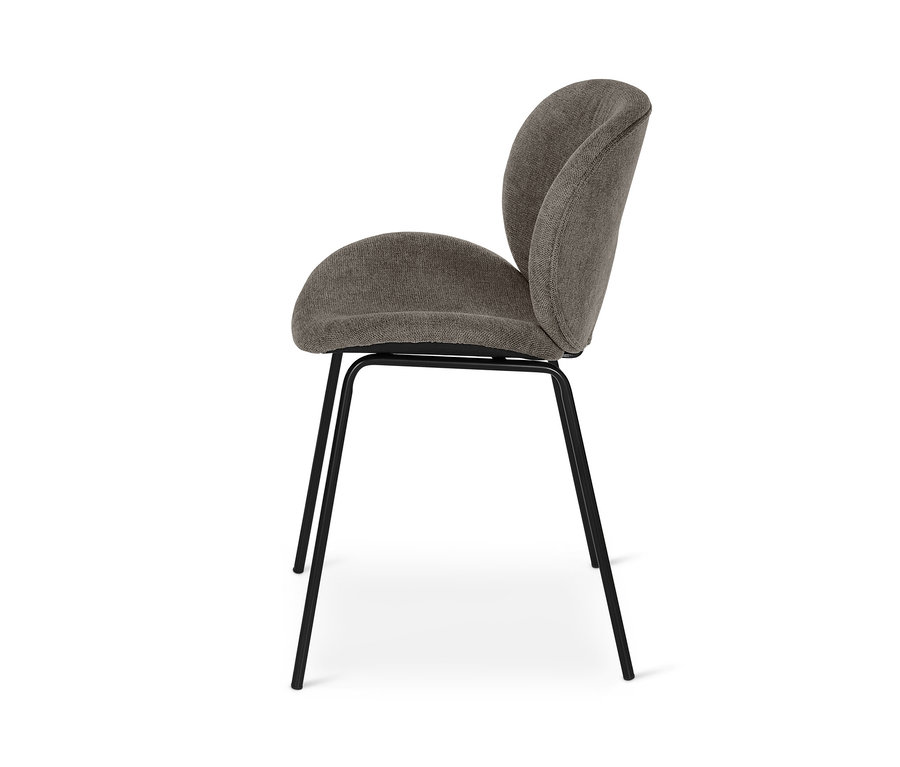 Seitenansicht eines gepolsterten Designstuhls in Greige.