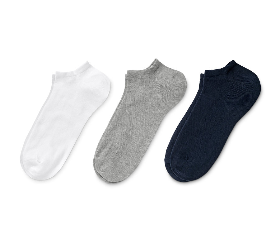 Drei Paar Sneakersocken: ein Paar weiß, ein Paar grau, ein Paar dunkelblau.