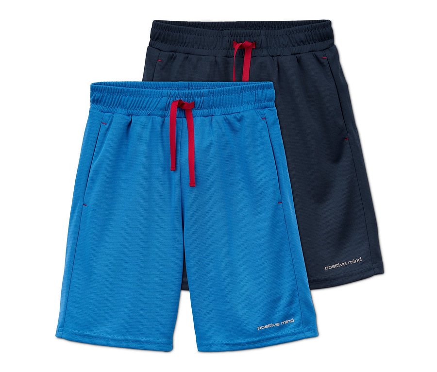 Zwei Jungen-Sportshorts aus recyceltem Material, eine blau und eine dunkelblau.