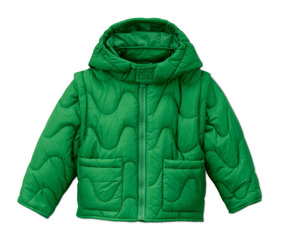 Grüne Steppjacke aus recyceltem Material mit Kapuze.