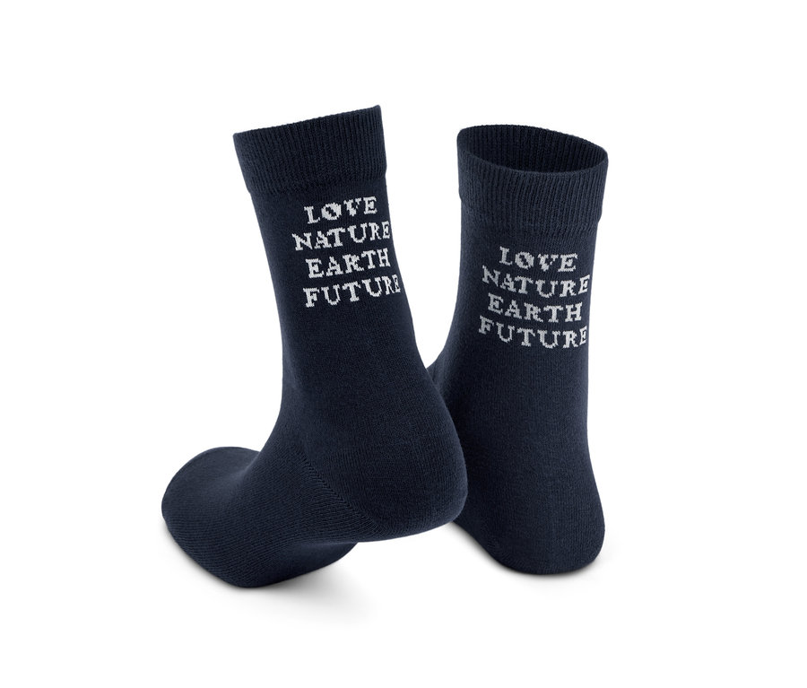 Zwei Paar dunkelblaue Statement-Socken mit Aufschrift.