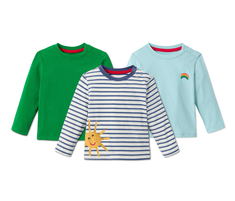Drei Jersey-Langarmshirts aus Bio-Baumwolle: ein grünes, ein hellblaues mit Regenbogen und ein gestreiftes mit Sonnenmotiv.