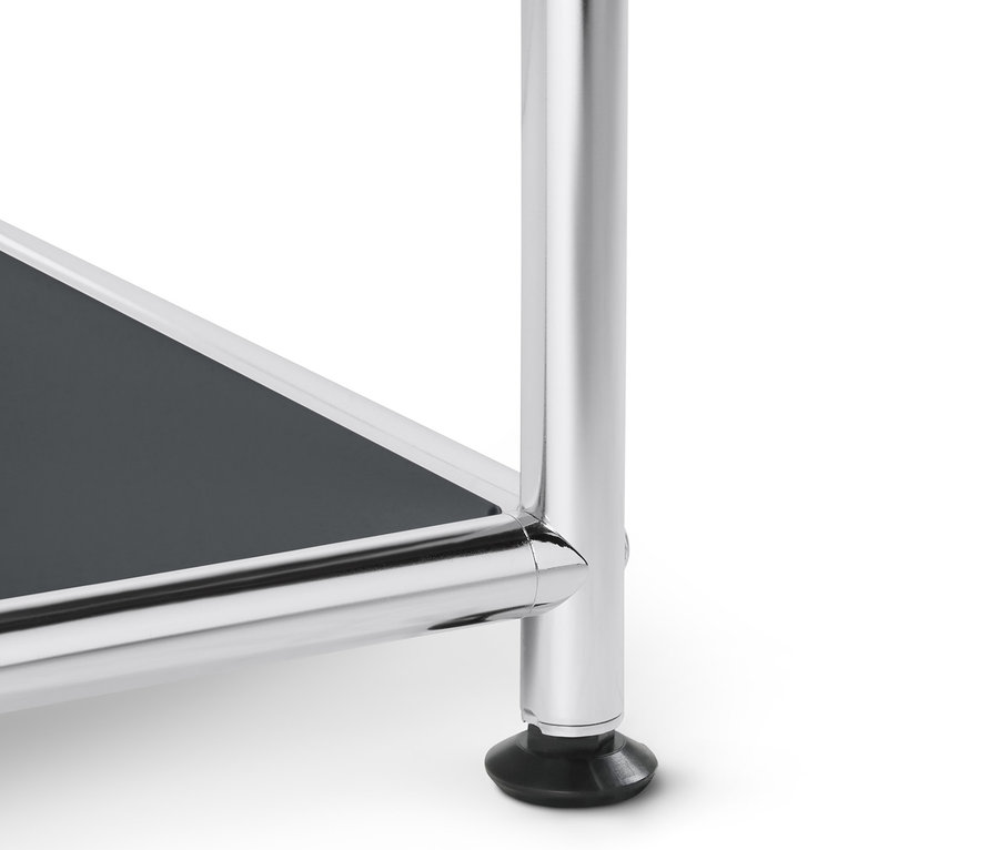 Detailaufnahme eines offenen grauen Metallregals »CN3«.