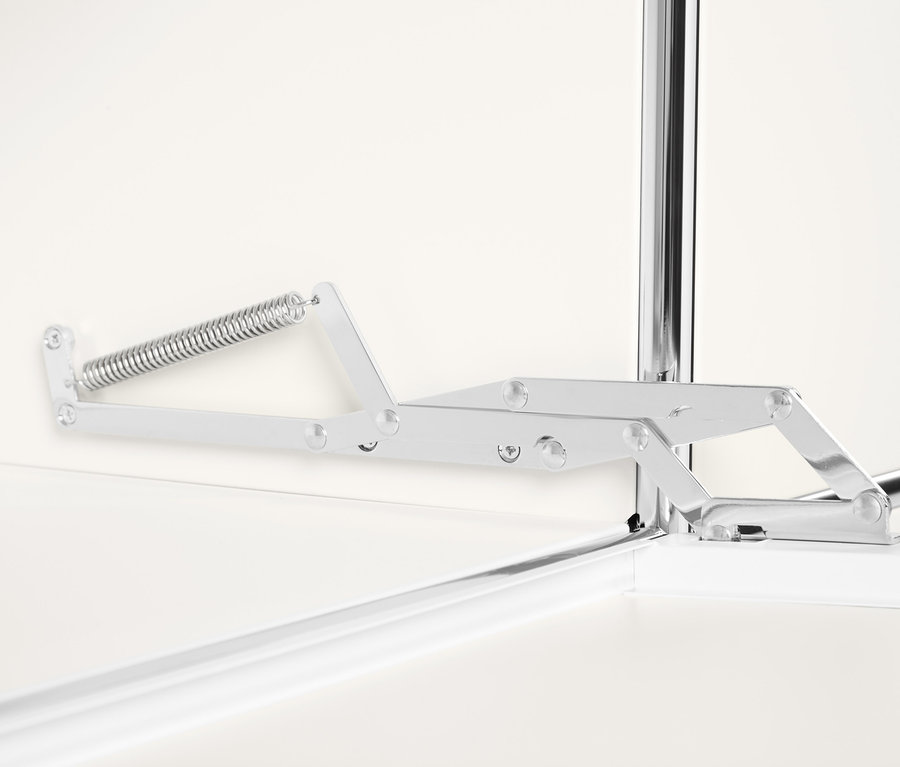 Detailansicht eines weißen Metall »CN3« Sideboards mit Klappenfächern und Öffnungsmechanismus.