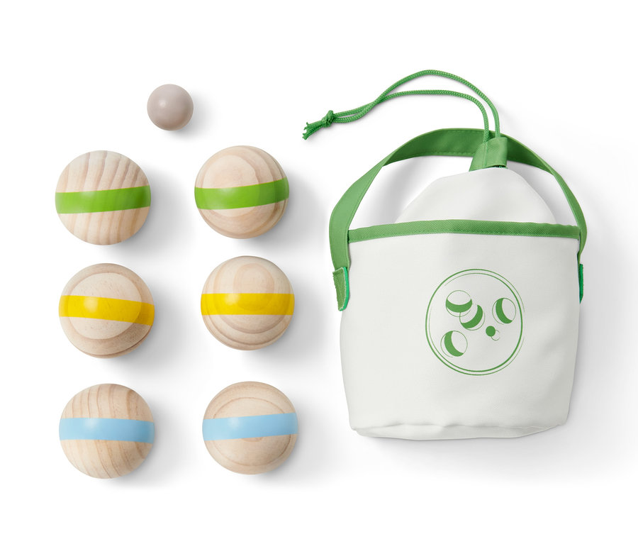 Ein Boule-Set mit sechs Holzkugeln mit farbigen Streifen und einer kleinen Kugel neben einer weißen Tasche.