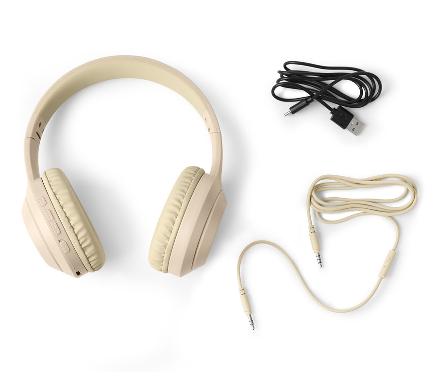Beige On-Ear-Bluetooth®-Kopfhörer und zwei Kabel liegen auf einem weißen Hintergrund.