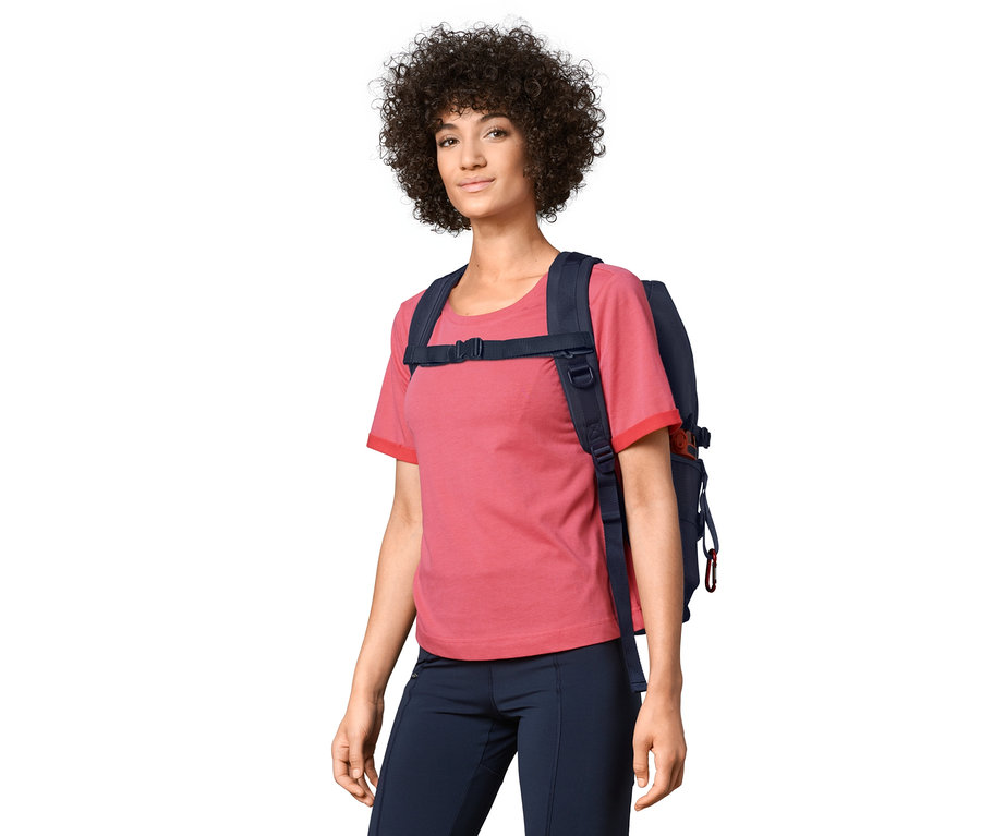 Frau mit dunkelblauem Outdoor-Rucksack.