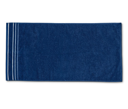 Blaues Badetuch mit Streifen.