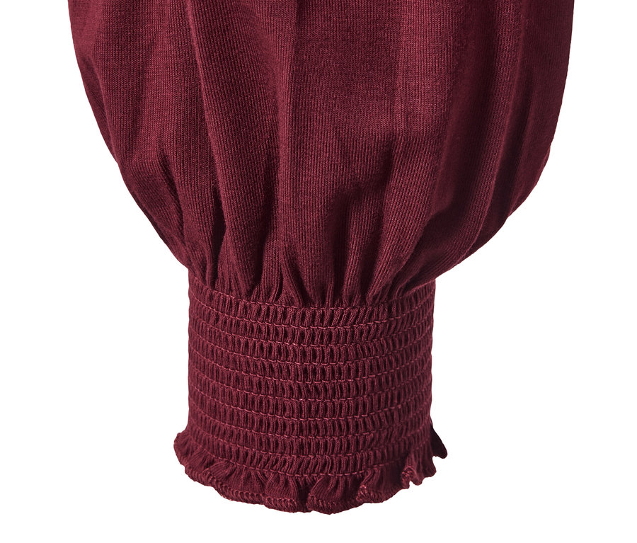 Detailansicht eines Blusenshirts mit Stehkragen in Burgunderrot, mit elastischer Rüsche am Ärmelende.