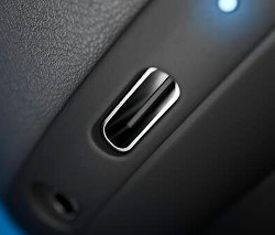 Detailaufnahme eines schwarzen Philips Bügelkopfhörers »TAH9505BK/00« mit USB-C-Anschluss.