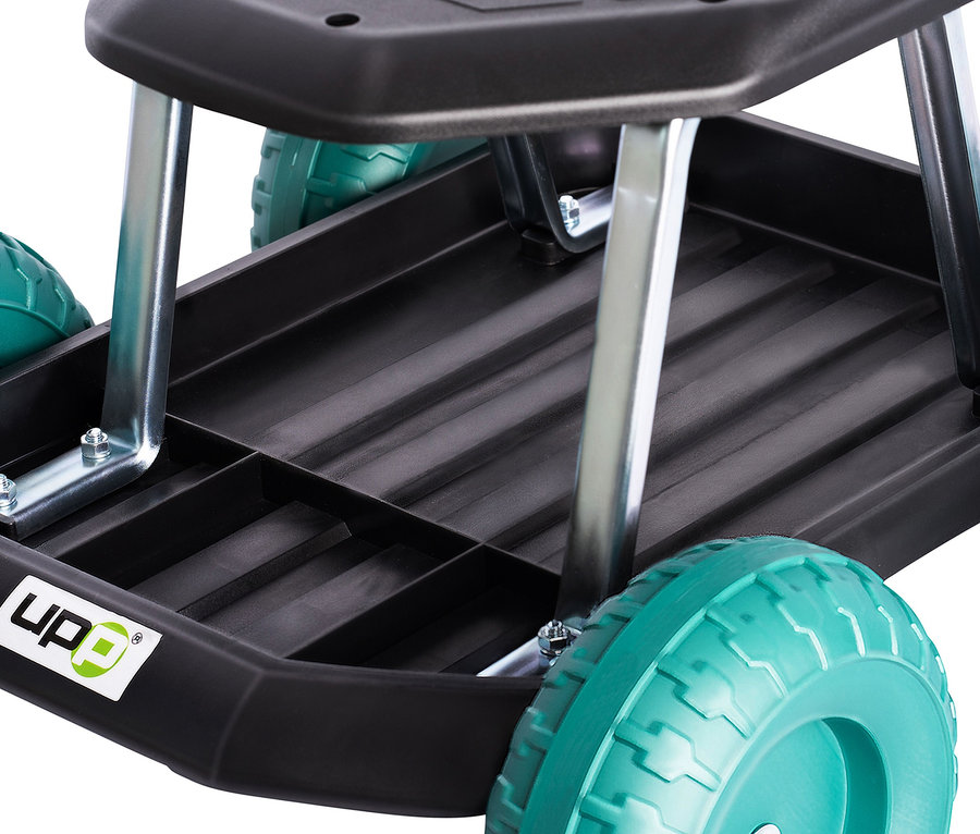 Nahaufnahme eines grünen Rollsitz-Gartenwagens.