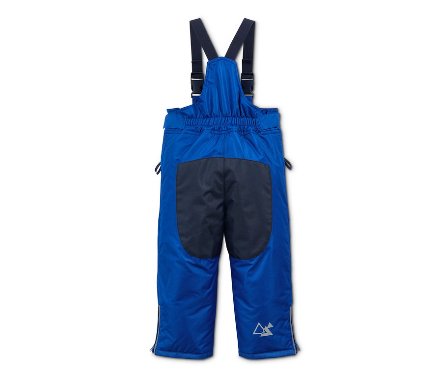 Blaue Schneekombi mit recyceltem Material auf weißem Hintergrund.