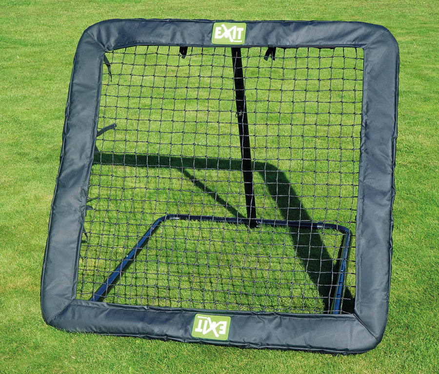 EXIT Fußball-Rebounder L auf einer Wiese.