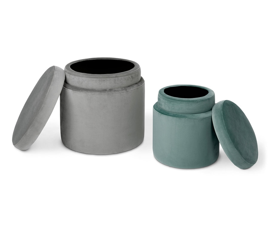 Zwei Samtpoufs mit Stauraum, einer grau, einer grün, mit geöffneten Deckeln.