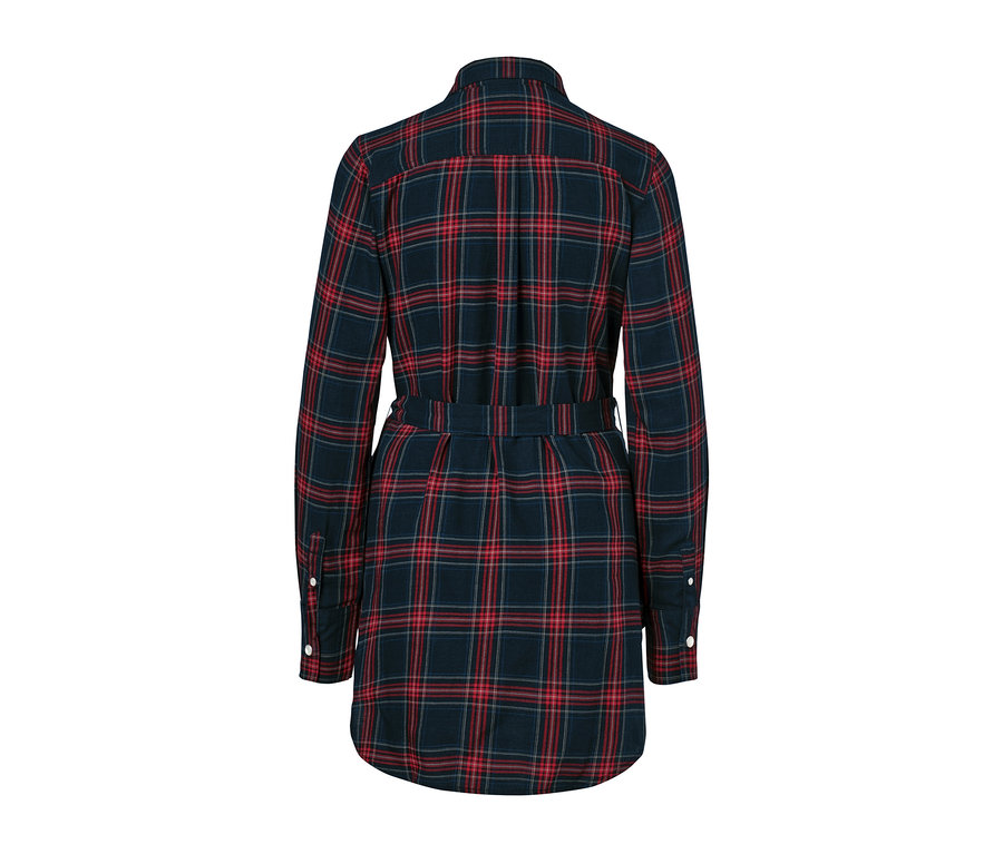 Rückansicht einer karierten Longbluse aus Baumwoll-Flanell mit Gürtel.