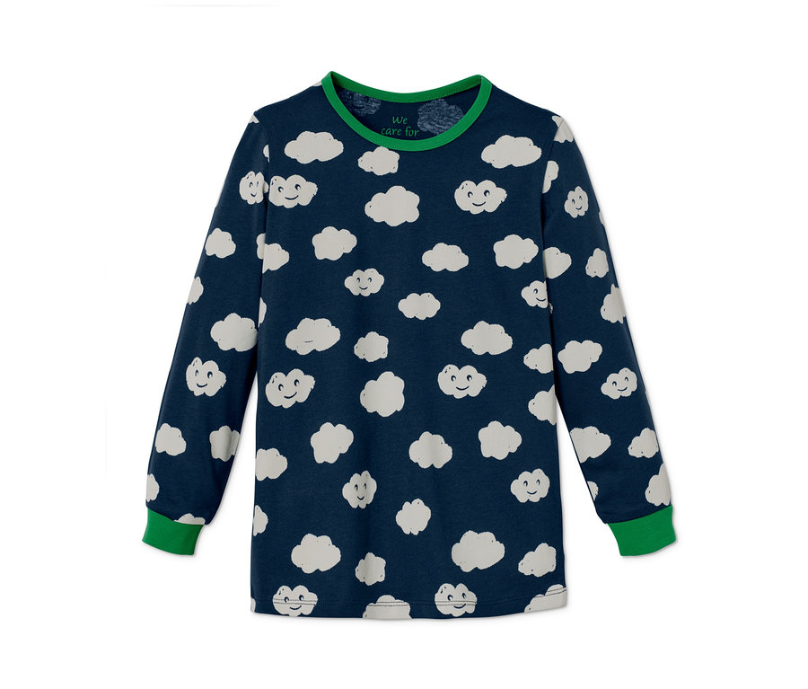 Detailansicht eines blauen, langärmeligen Schlafanzugs mit weißen Wolken und grünen Bündchen. 2 Pyjamas aus Bio-Baumwolle.