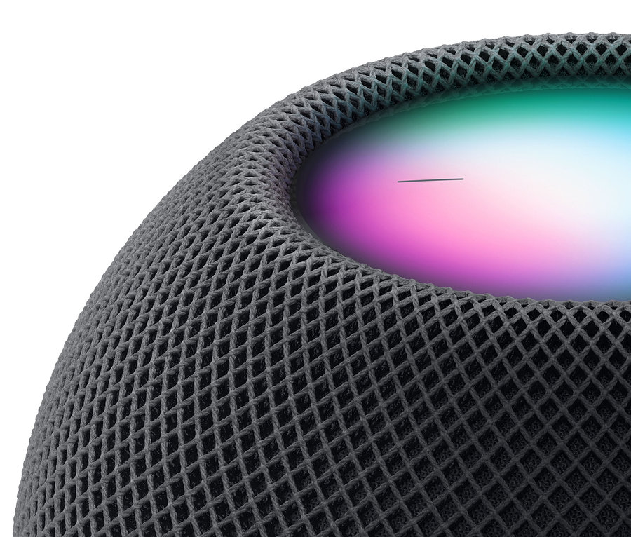Detailaufnahme eines grauen Apple HomePod mini mit Gitterstruktur und einem Leuchtstreifen oben.