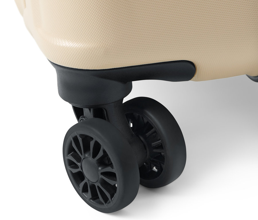 Detailansicht eines beigen Hartschalen-Koffers aus recyceltem Material, der seine schwarzen Räder zeigt.