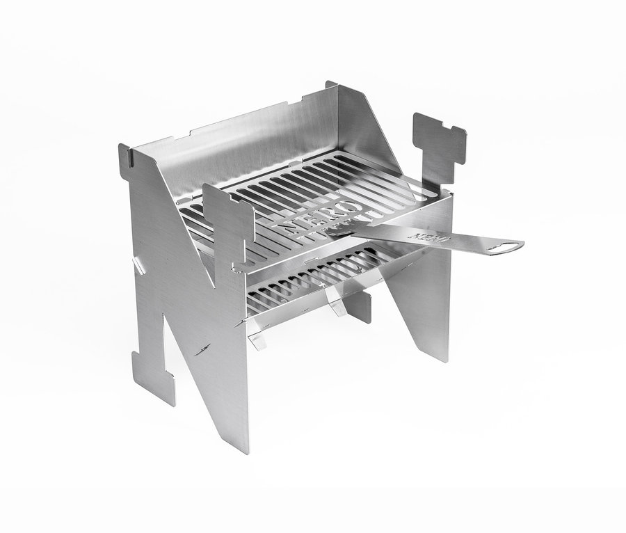 Ein Nero® Green BBQ-Box aus Edelstahl vor einem weißen Hintergrund.
