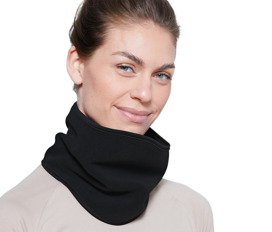 Frau trägt einen schwarzen Fleecekragen.