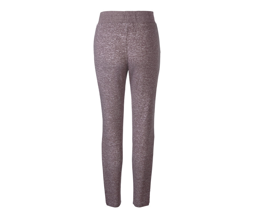 Eine Relaxhose in Braun vor einem weißen Hintergrund.