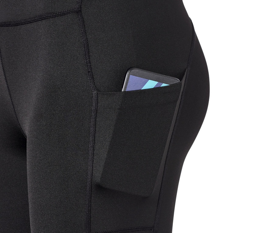 Detail einer schwarzen Radlerhose mit einem Smartphone in der Tasche.