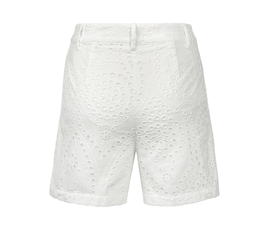 Detailansicht einer weißen Shorts mit Lochstickerei.