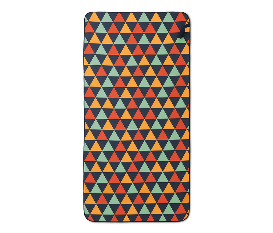 Nahaufnahme eines Outdoor-Handtuchs mit einem geometrischen Dreiecksmuster in Blau, Orange, Rot und Grün.
