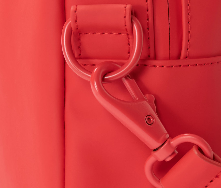 Detailaufnahme einer roten Regen-Umhängetasche.