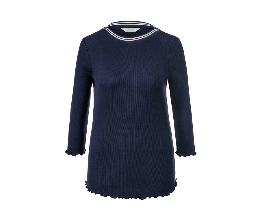 Ein marineblaues Shirt mit 3/4-Arm, weißen Streifen am Ausschnitt und einem Rüschensaum.