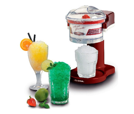 Abbildung einer Eismaschine und drei Gläser mit fertigem Slush-Eis in verschiedenen Farben. Im Hintergrund steht die Ariete-Eismaschine »Sweet Granita 78«.