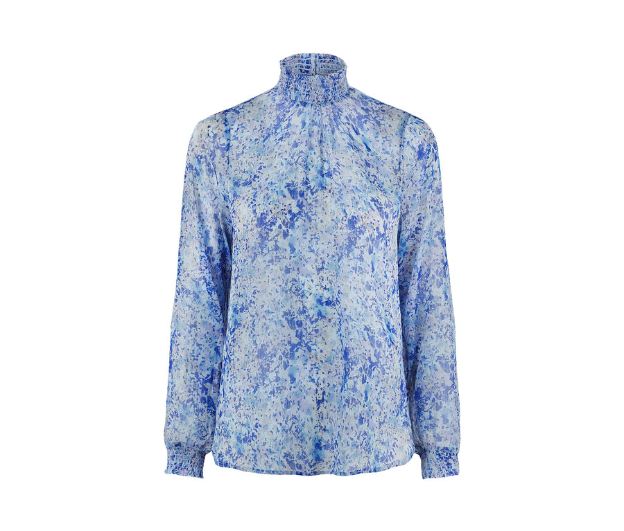 Eine blaue Bluse mit Stehkragen, langen Ärmeln und Blumenmuster.