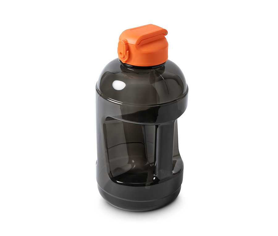 Detailaufnahme einer schwarzen XXL-Trinkflasche mit orangefarbenem Deckel auf weißem Hintergrund.
