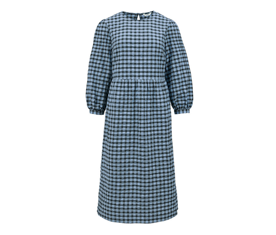 Ein Seersucker-Kleid mit langen Ärmeln und blau-schwarzem Karomuster.