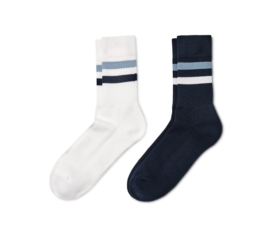 Zwei Paar Rippstrick-Socken, ein Paar blau und ein Paar weiß.