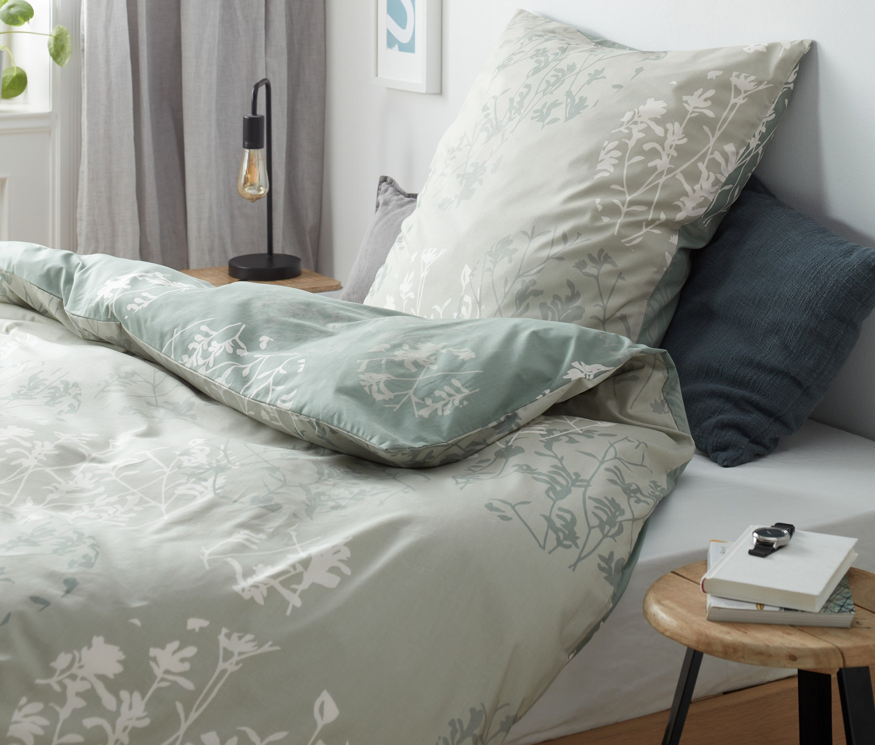 Renforcé-Bettwäsche Normalgröße mit Blumenmuster auf einem Bett.