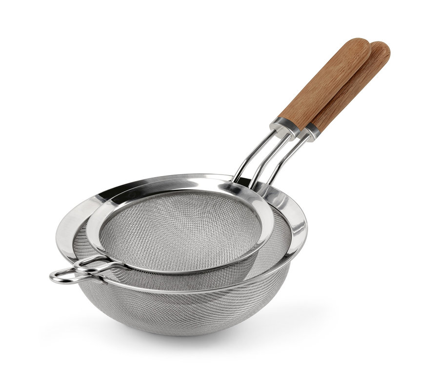 Zwei Siebe auf weissem Grund.