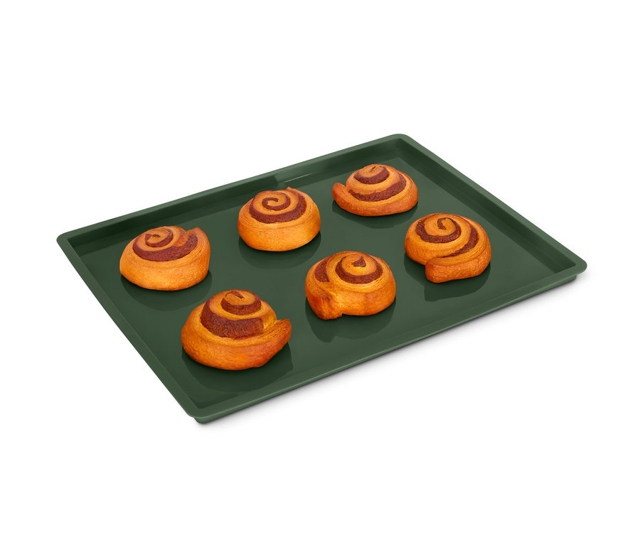 Sechs Zimtschnecken auf einer grünen Dauerbackmatte mit Rand.