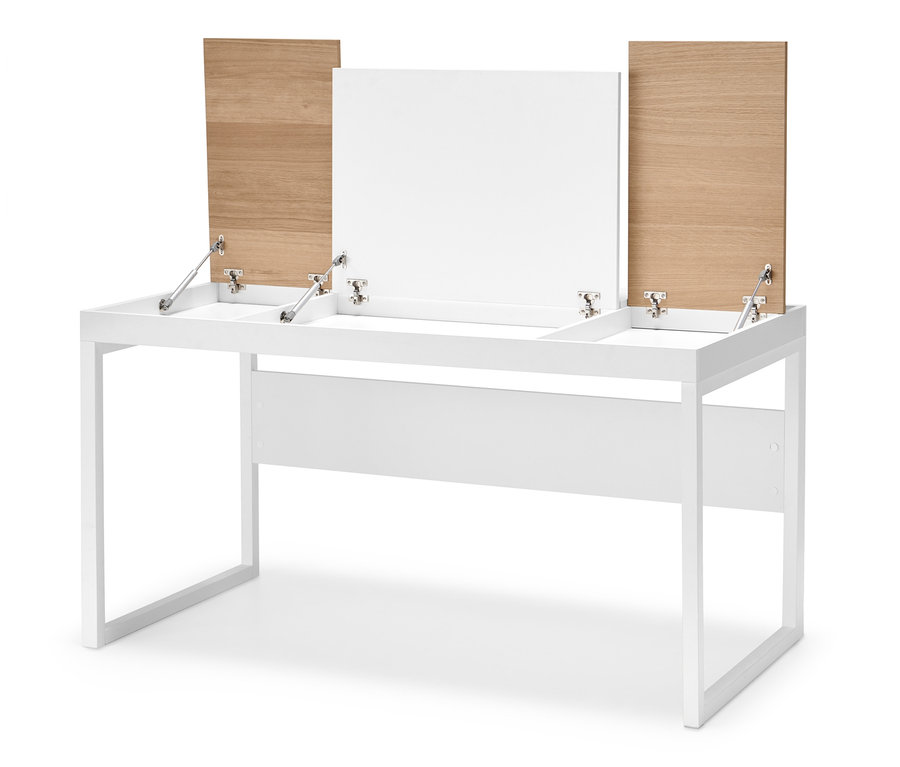 Weißer Schreibtisch mit Klappfächern.
