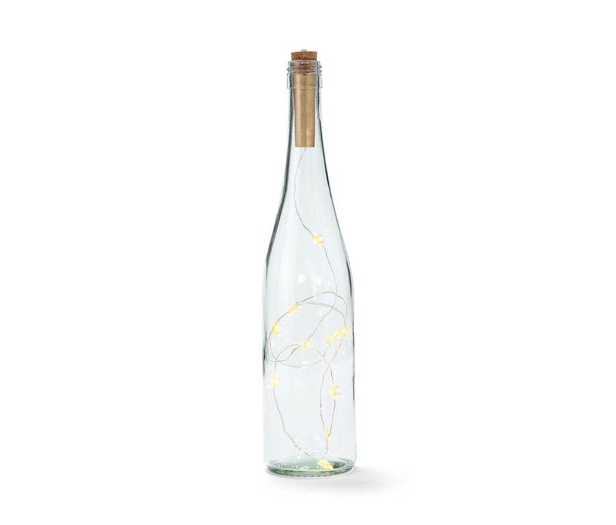 Eine klare Flasche mit einem LED-Korken und einer Lichterkette im Inneren.