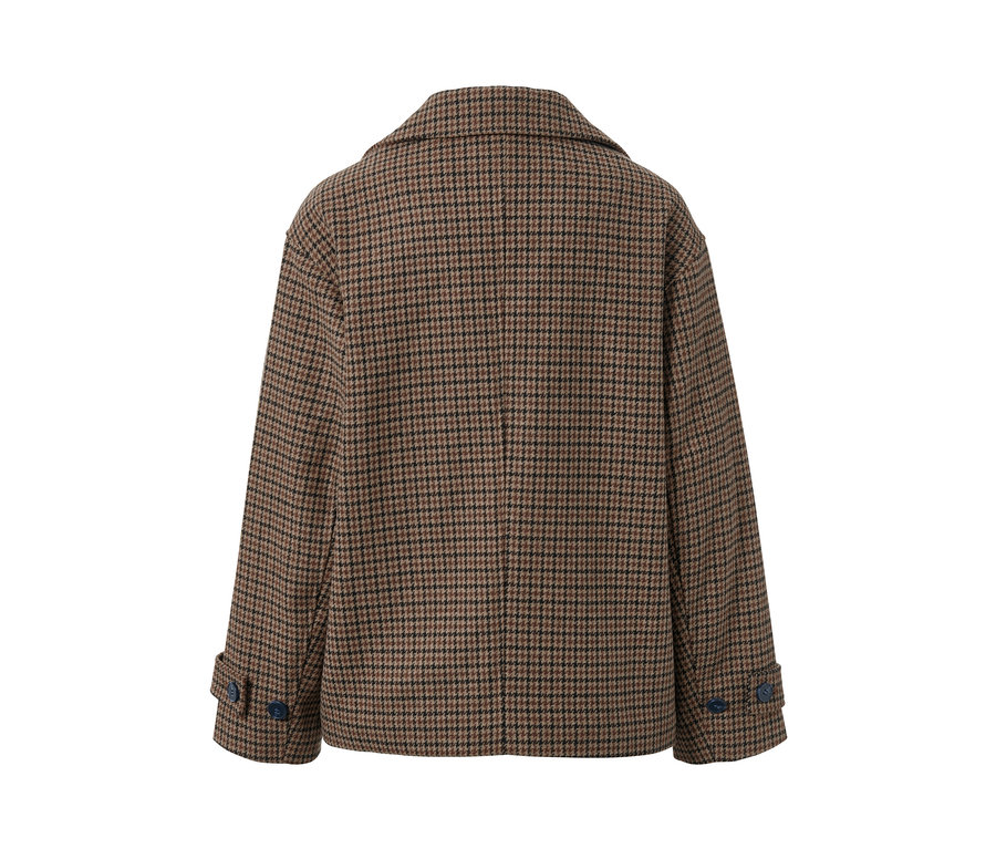 Detailansicht der Rückseite einer karierten Jacke mit Wolle.