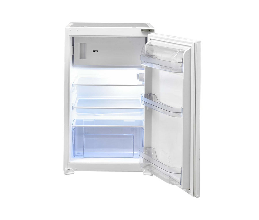 Geöffneter weißer Kühlschrank mit Regalen und Schublade.